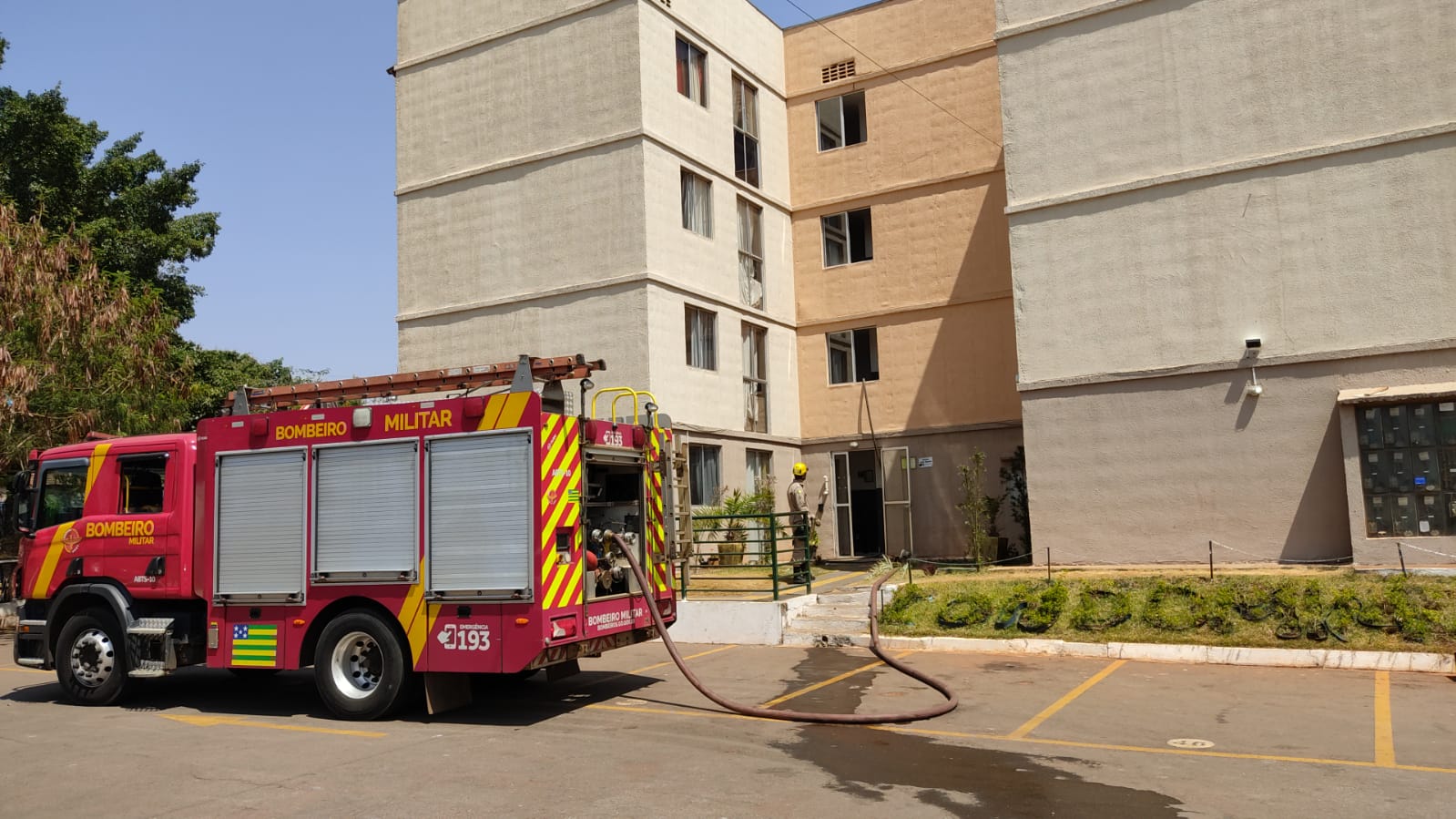 Bombeiros combatem incêndio em apartamento