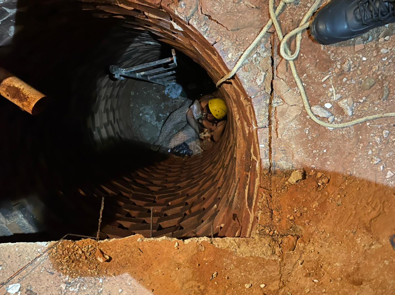 Bombeiros resgatam mulher que caiu em fossa