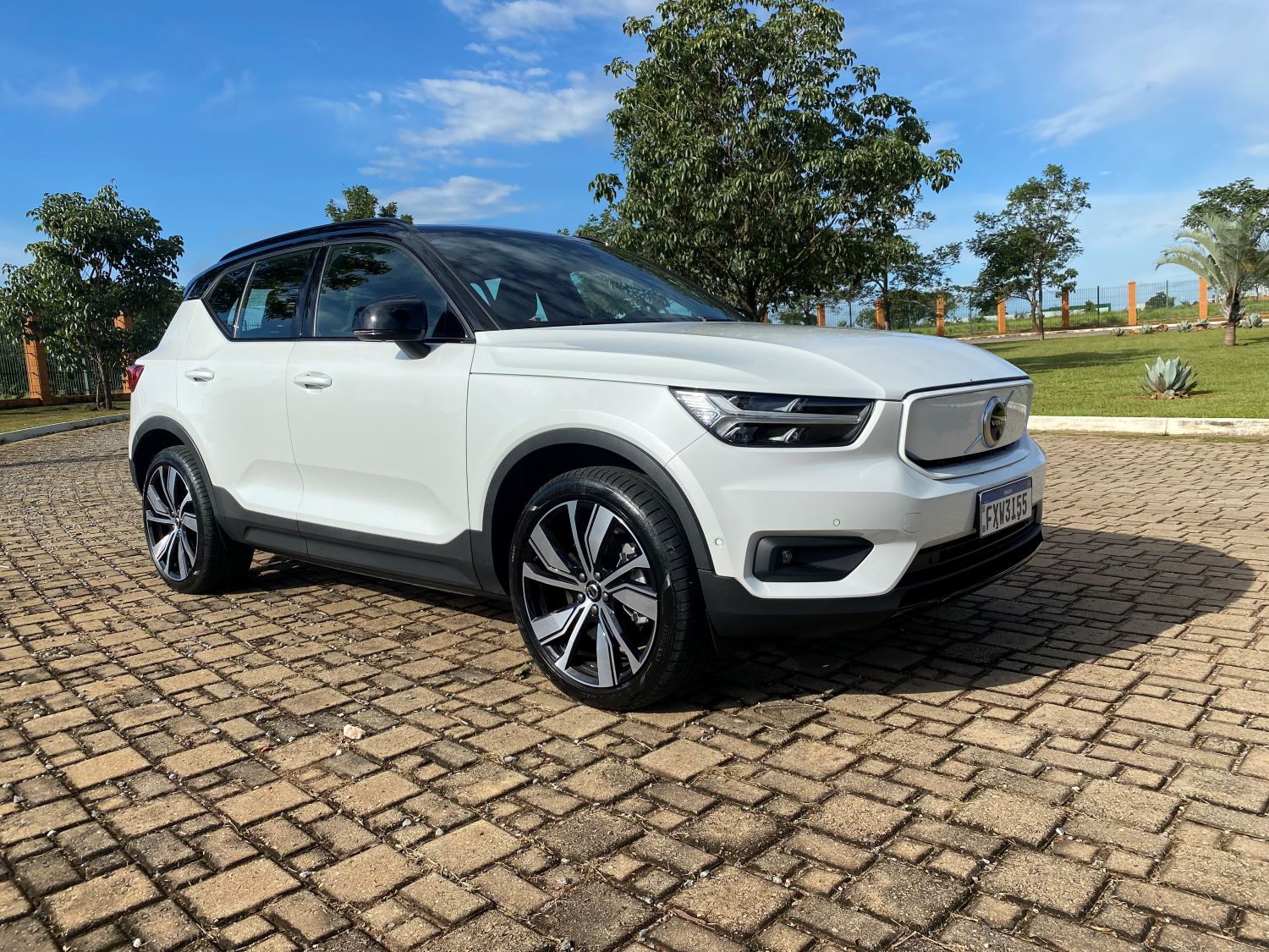 Pegada esportiva empolga na condução do Volvo XC40 elétrico