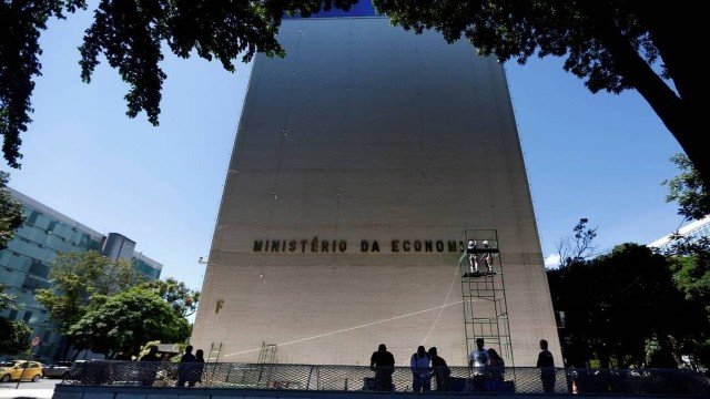 Greve é a resposta de Servidores públicos contra corte de salários