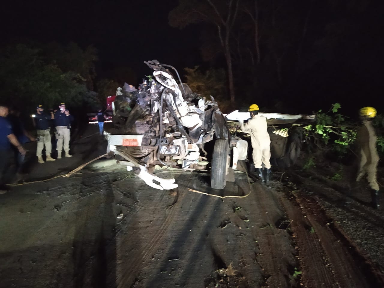 Carreta tomba e faz duas vítimas fatais na BR 153, em Uruaçu