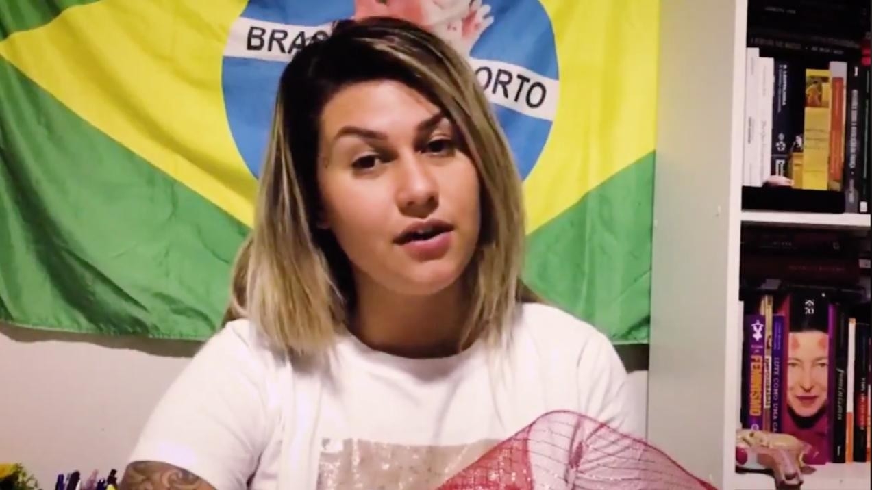 “Não me arrependo”, diz Sara Winter em vídeo ao sair da prisão de tornozeleira eletrônica