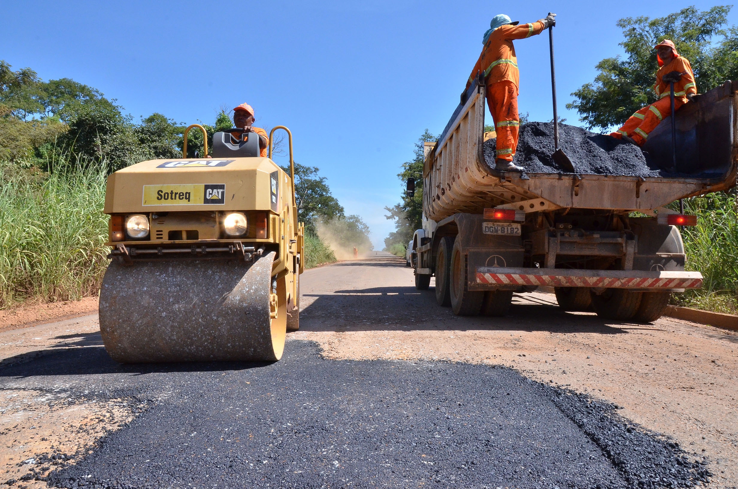 Obras de norte a sul de Goiás