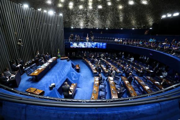 Senado pode votar hoje voto distrital misto e mais recursos para a saúde