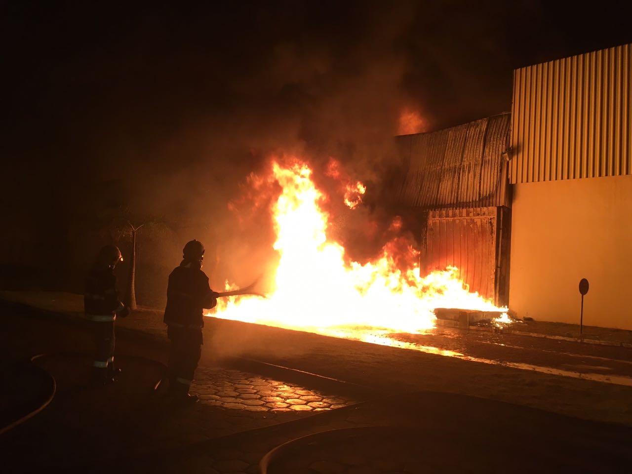 Loja de roupas pega fogo no Centro de Goiânia