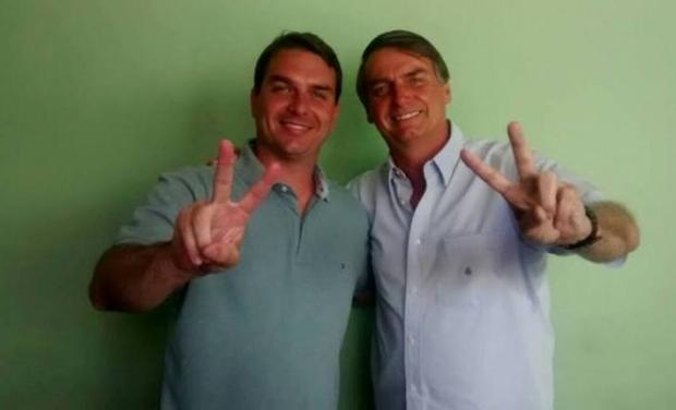 Netflix desmente Flávio Bolsonaro a respeito de série sobre seu pai: “Você está louca, querida?”