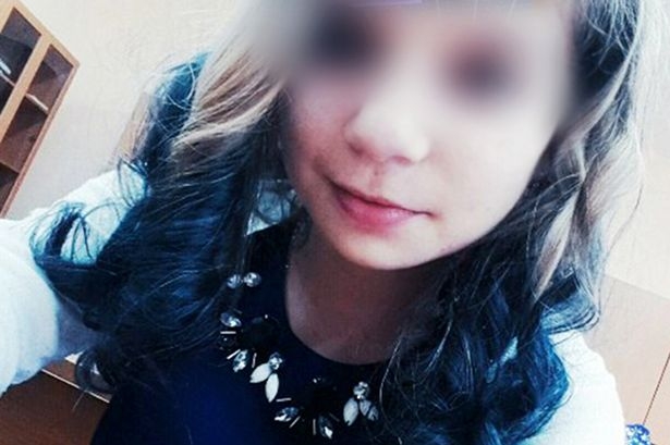 Menina de 14 anos morre eletrocutada ao usar celular que estava carregando durante o banho