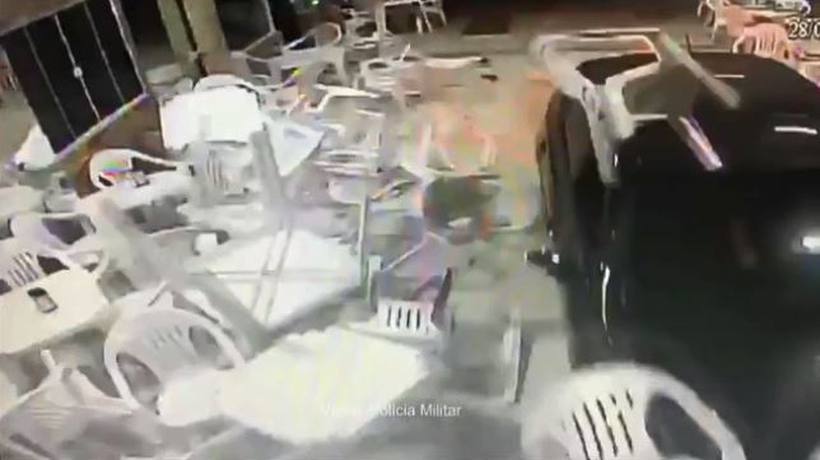 Motorista invade lanchonete após demora em entrega de lanche. Veja o vídeo