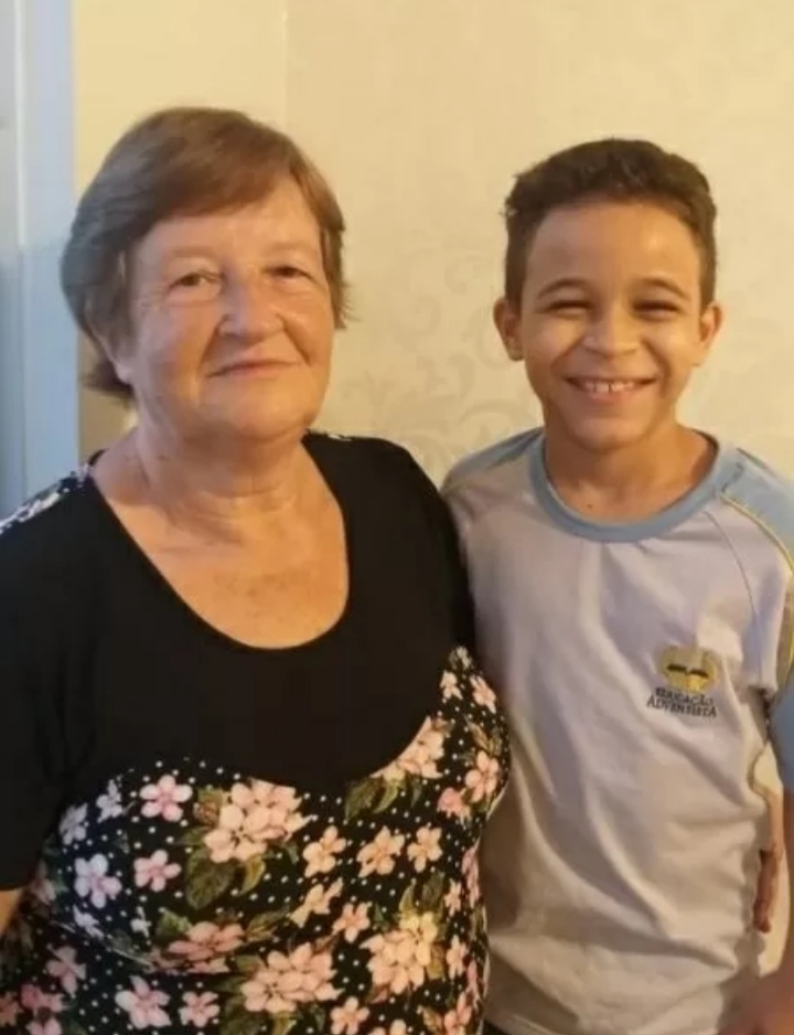 Avó de 63 anos aprende a ler em aulas online do neto em SC