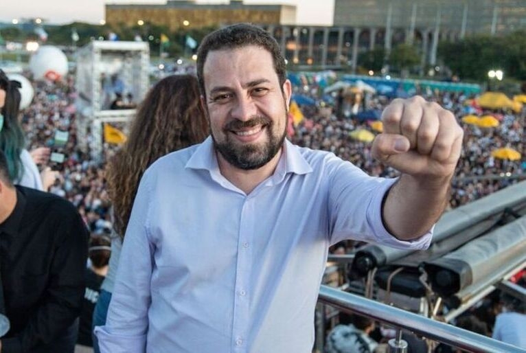 Guilherme Boulos, candidato a Deputado Federal (PSOL) recebe ameaça durante panfletagem em São Paulo