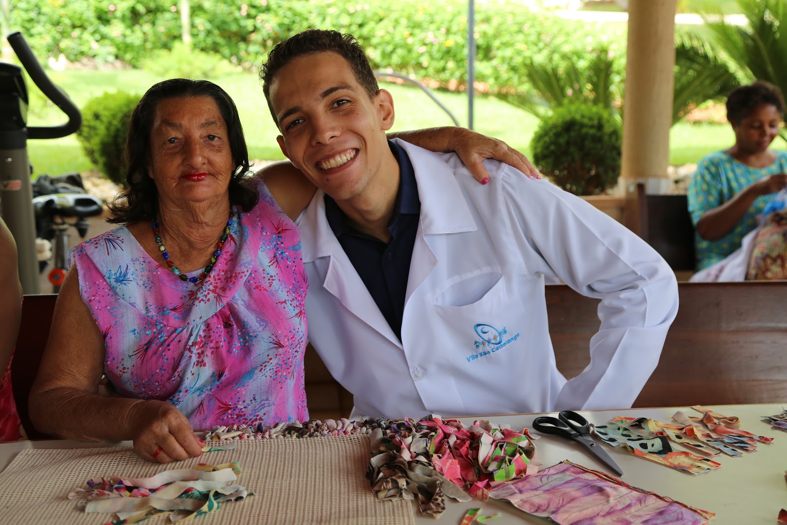 Maria Jaci com o médico Anderson Carvalho, em que afirma que a paciente é totalmente independente com atividade de vida diária. (Fernanda Laune)