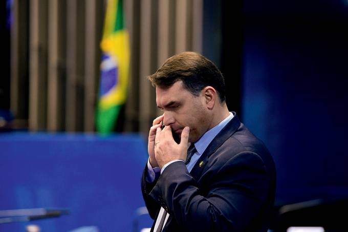 Flávio Bolsonaro diz que comprou mansão em Brasília com venda de imóvel no RJ