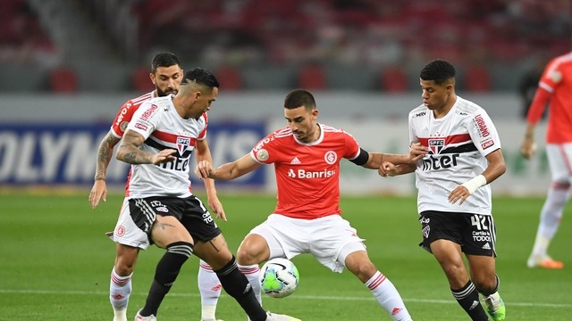 Com um jogador a menos o Inter segura o São Paulo e jogo termina empatado