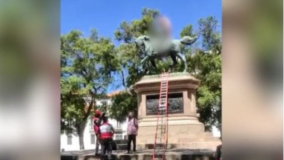 No RJ homem fica pelado em estátua e cobra vacina contra Covid-19