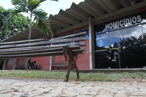 Homem em situação de rua morre ao ser esfaqueado no peito e no pescoço, em Goiânia