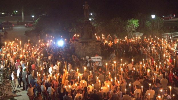 Trump se mantém na defensiva ao falar sobre marcha neonazista