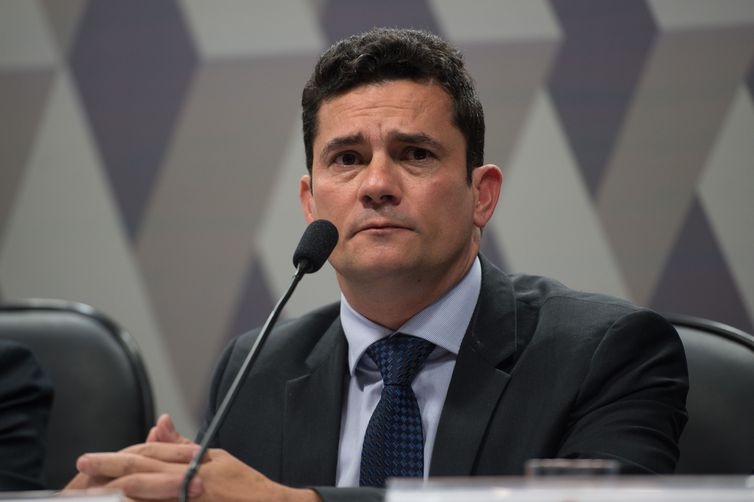 Bolsonaro conversa com Moro para que assuma o Ministério da Justiça