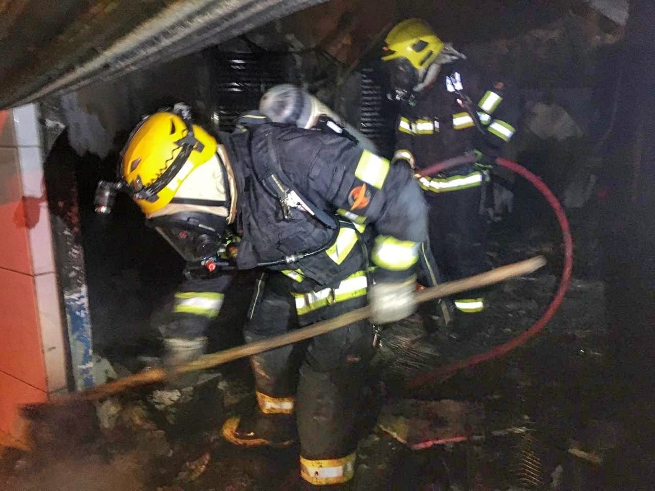 Loja de móveis fica danificada após incêndio, em Trindade