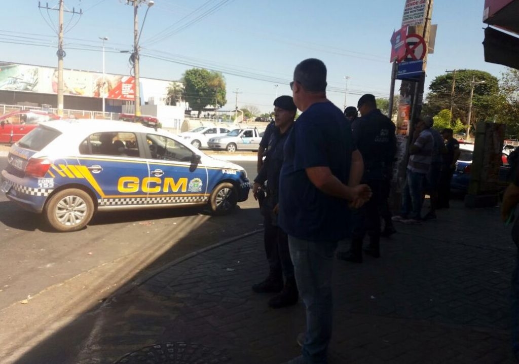 Fiscalização municipal retira ambulantes da Rua 44, no Centro