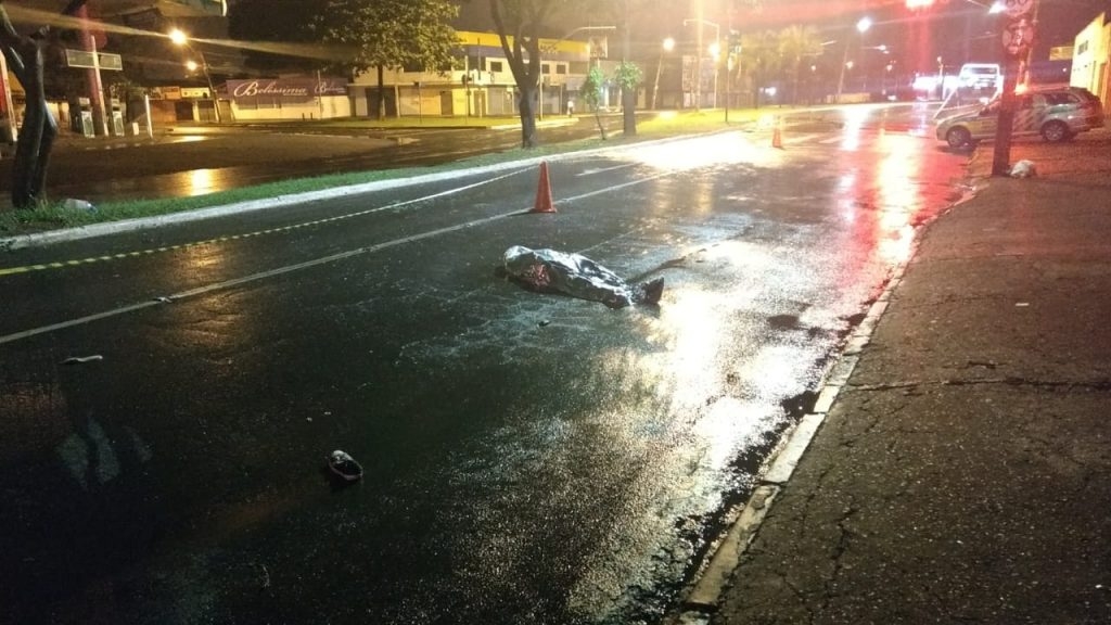 Homem é atropelado por motocicleta e morre na Avenida T-9, em Goiânia