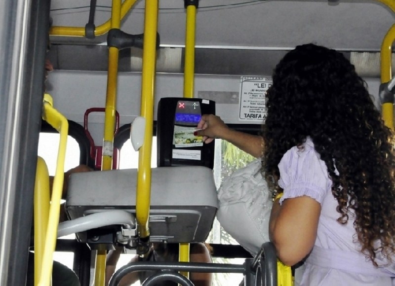 A quem interessa o aumento na tarifa das passagens de ônibus coletivos?