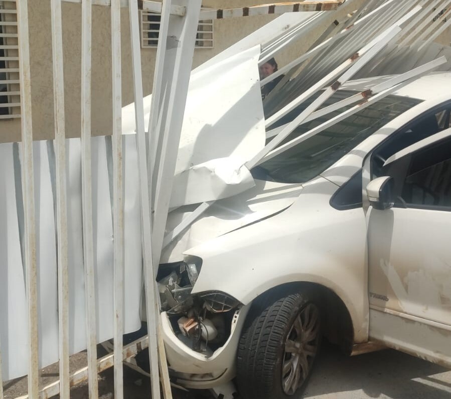 “Trapalhão” bate carro roubado em portão de residência e é preso