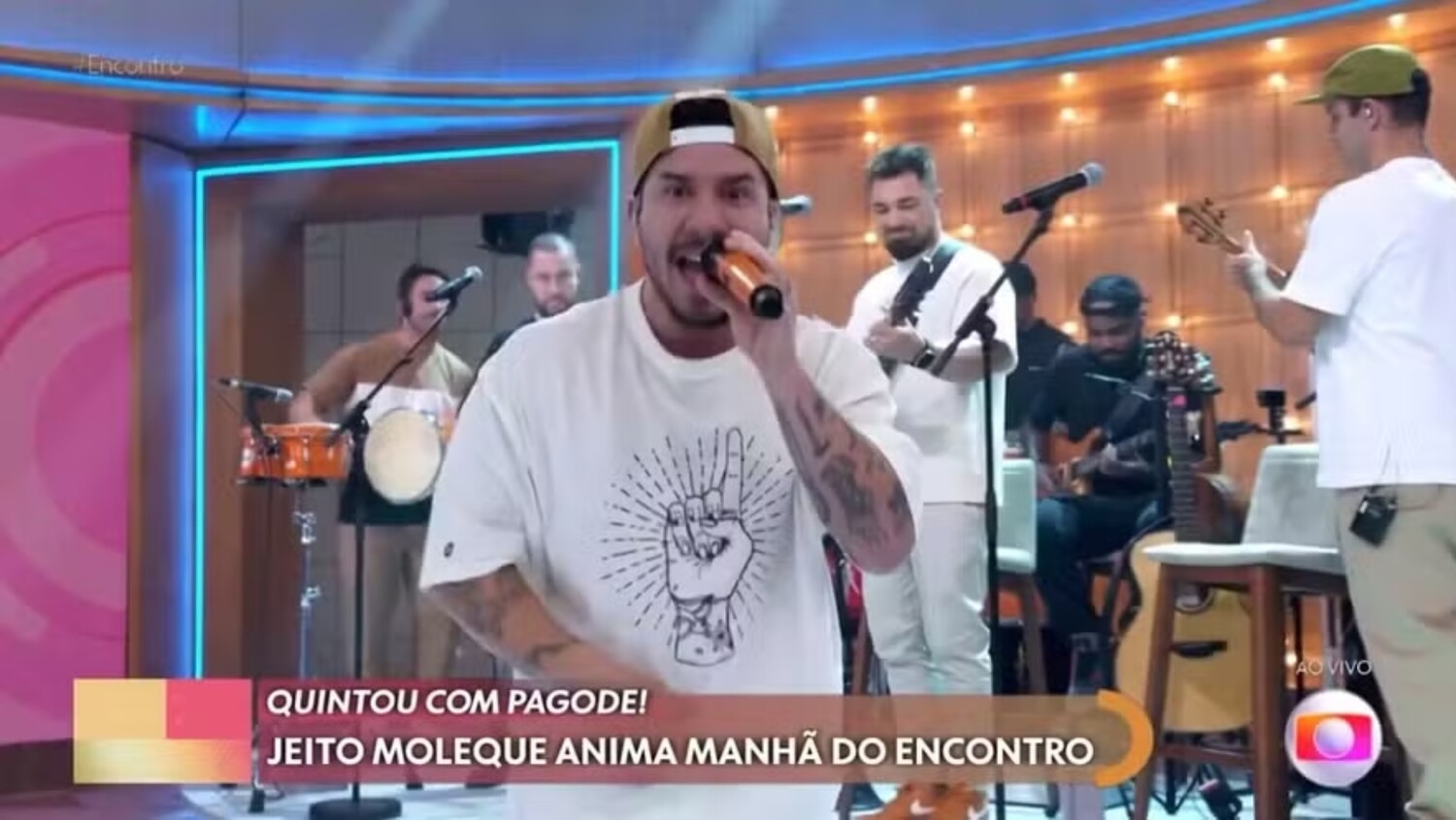 Vocalista do Jeito Moleque vira piada após cantar em inglês na Globo; cantor se pronuncia