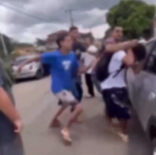 Estudante é espancado em porta de escola