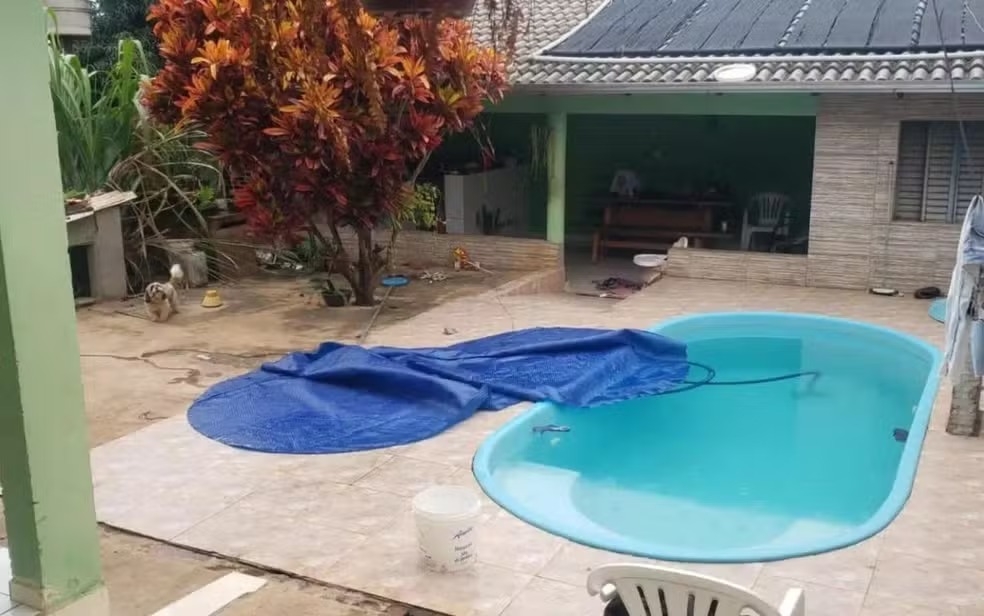 Bebê morre afogada ao se enrolar em lona que estava sobre a piscina