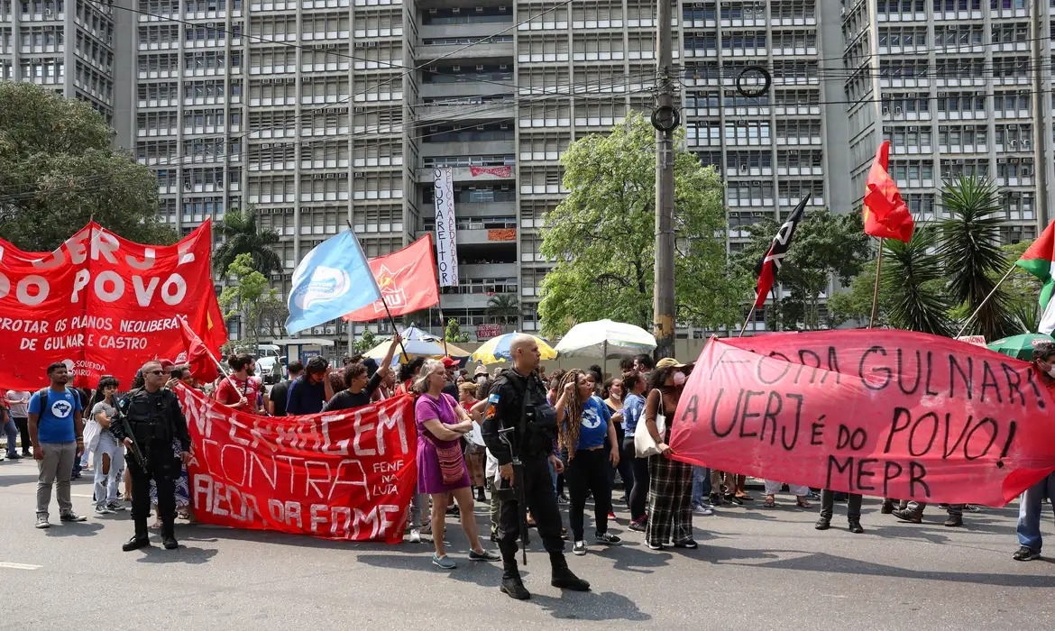 Deputado federal é preso junto com estudantes da UERJ em confronto com o Batalhão de Choque do RJ