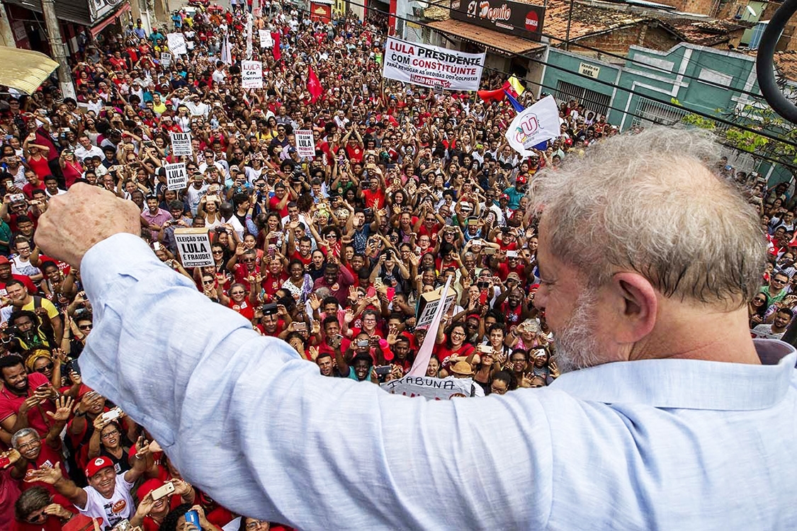 Lula acaba de discursar na porta do Sindicato dos Metalúrgicos do ABC