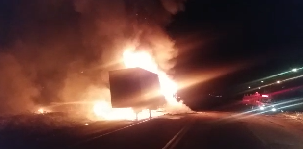 Incêndio consome carreta carregada com eletroeletrônicos em Goiás