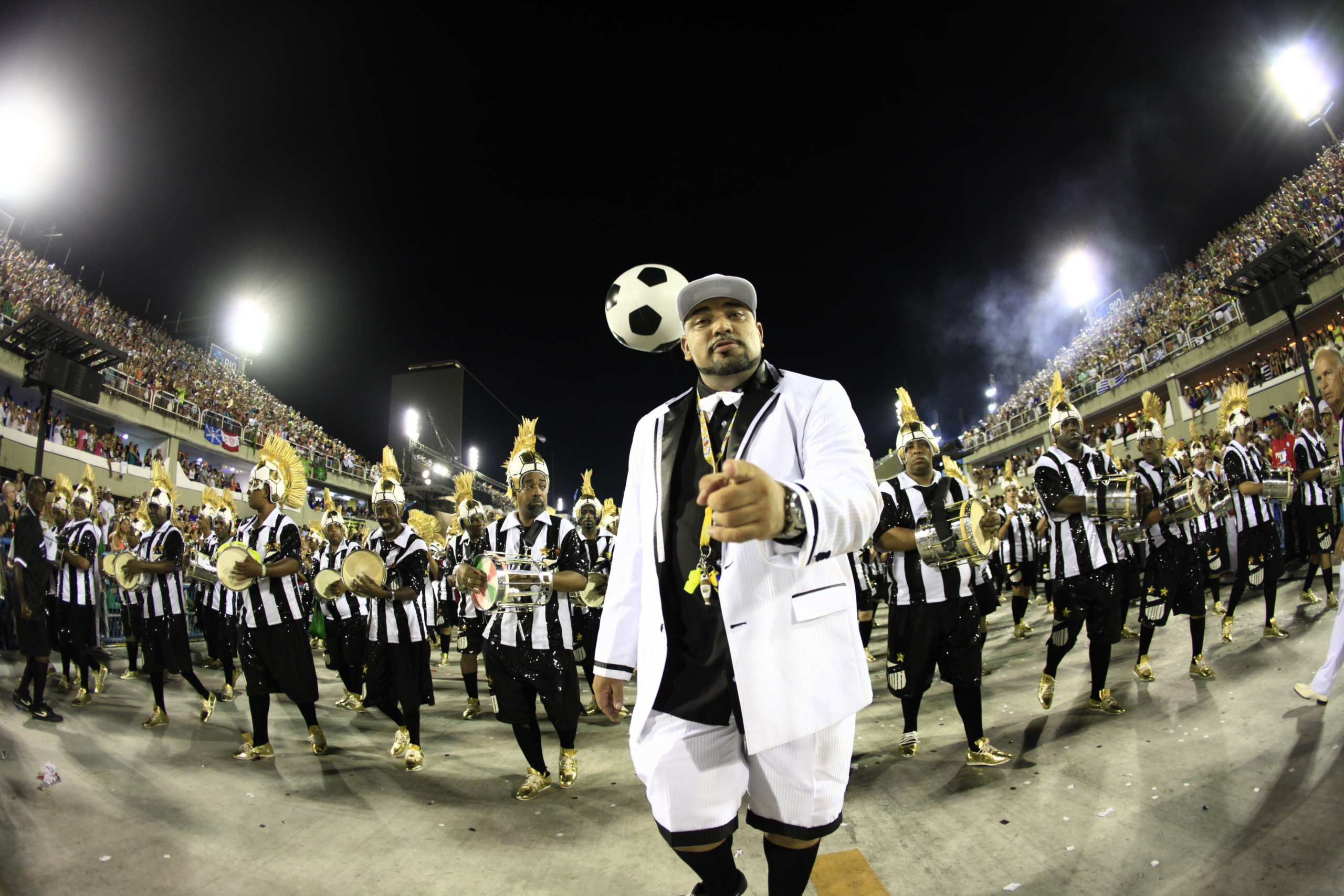 Grande Rio homenageou a cidade de Santos na Sapucaí