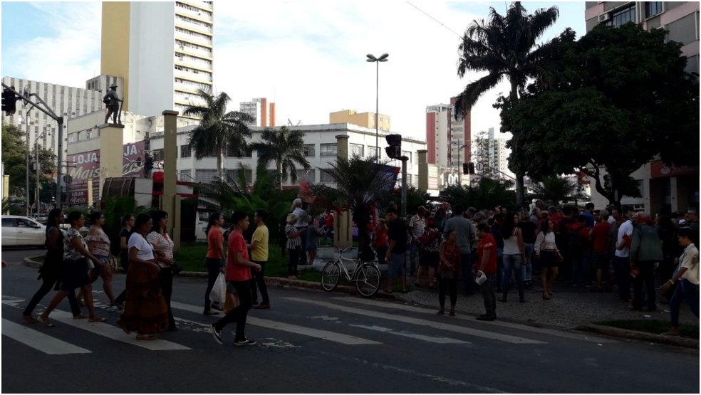 Manifestantes se reúnem em Goiânia para protestar contra a prisão do ex-presidente Lula