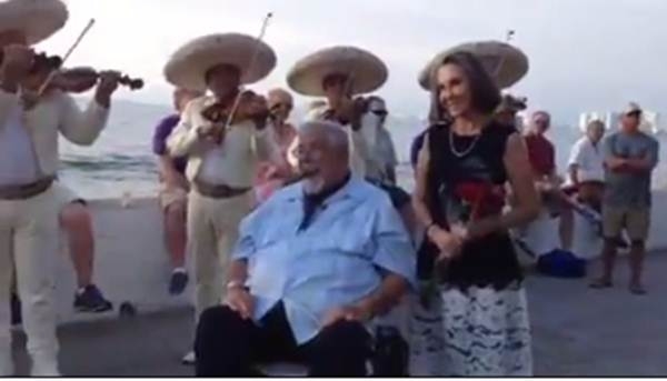 Professor Girafales e Dona Florinda se encontram na beira da praia em vídeo