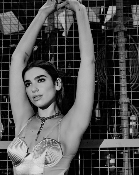 Dua Lipa já está em território brasileiro