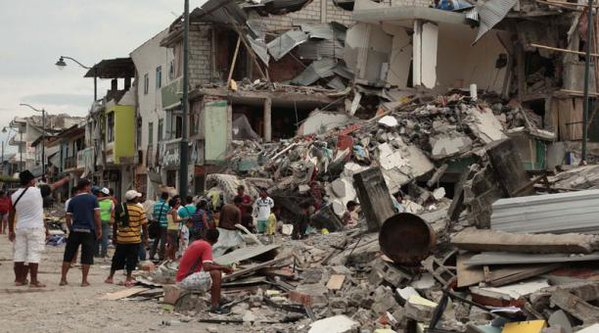 Terremoto que atingiu Equador no sábado fez 413 mortos, diz autoridades do país