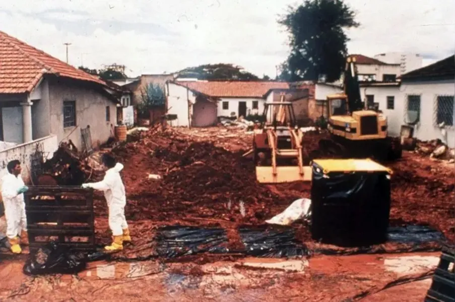 Retirada do solo contaminado com Césio-137