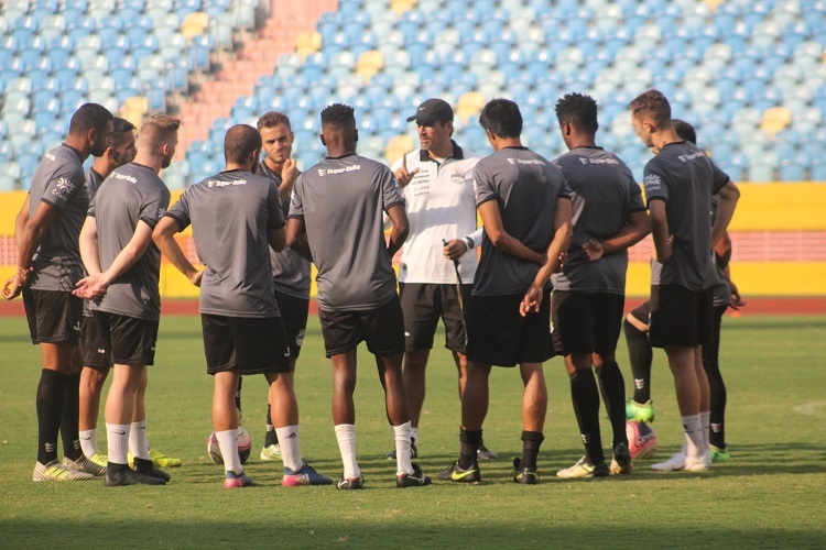 Galo busca retorno e fim da fila