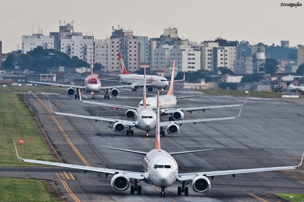 Mulher é presa após perder voo, invadir pista e forçar avião parar