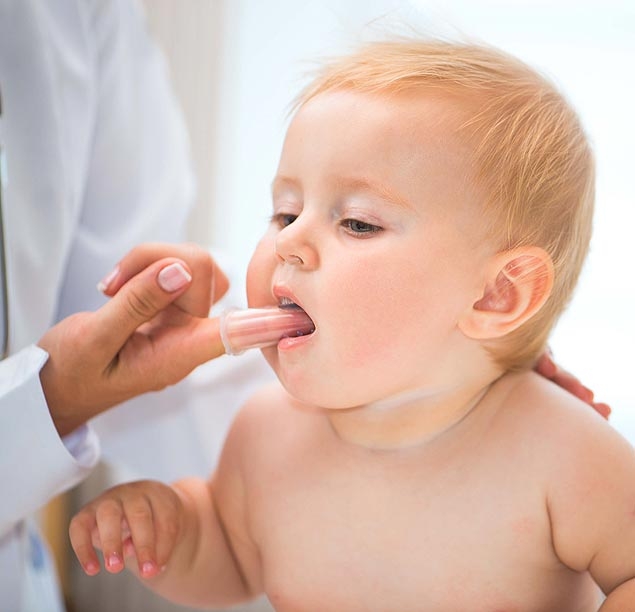 Saiba como deve ser feito o cuidado bucal nos primeiros anos de vida do bebê