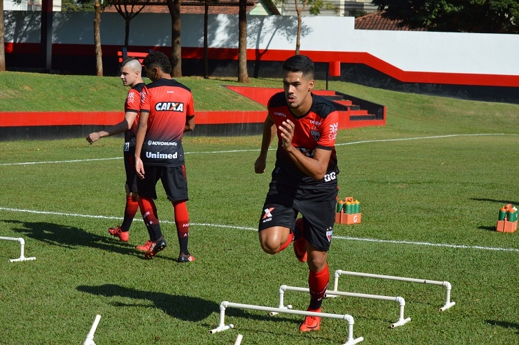 Dupla de zaga mais jovem ajuda a melhorar defesa