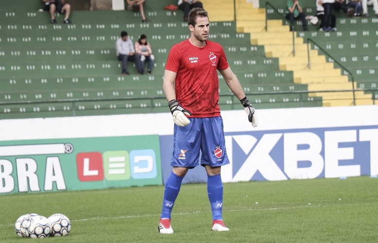 Goleiro pede atenção nas jogadas de bola parada