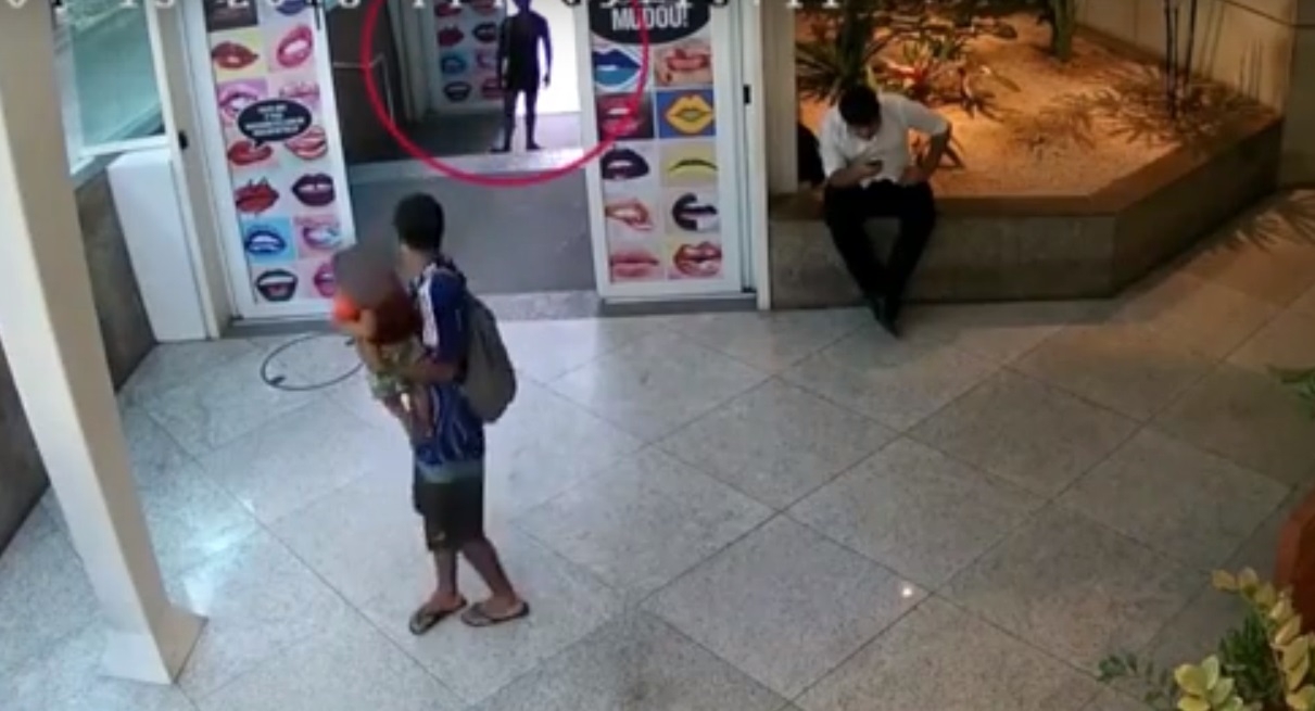 Criança é abandonada em shopping no Rio de Janeiro