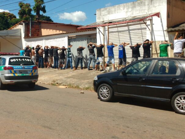 15 membros de torcida organizada do Goiás são detidos com rojões em Goiânia