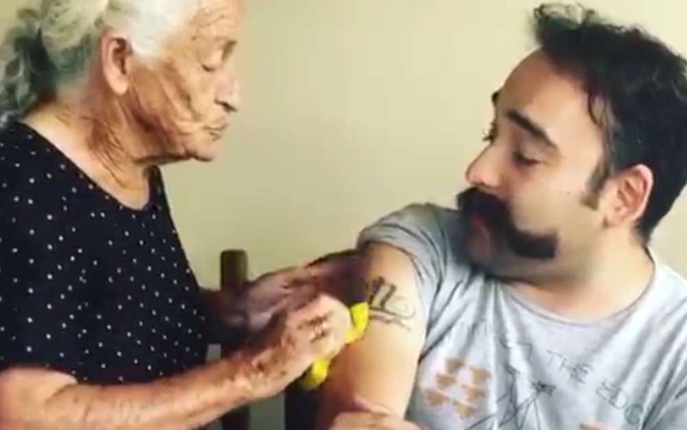 Avó tenta remover tatuagem do neto com bucha e vídeo viraliza na web