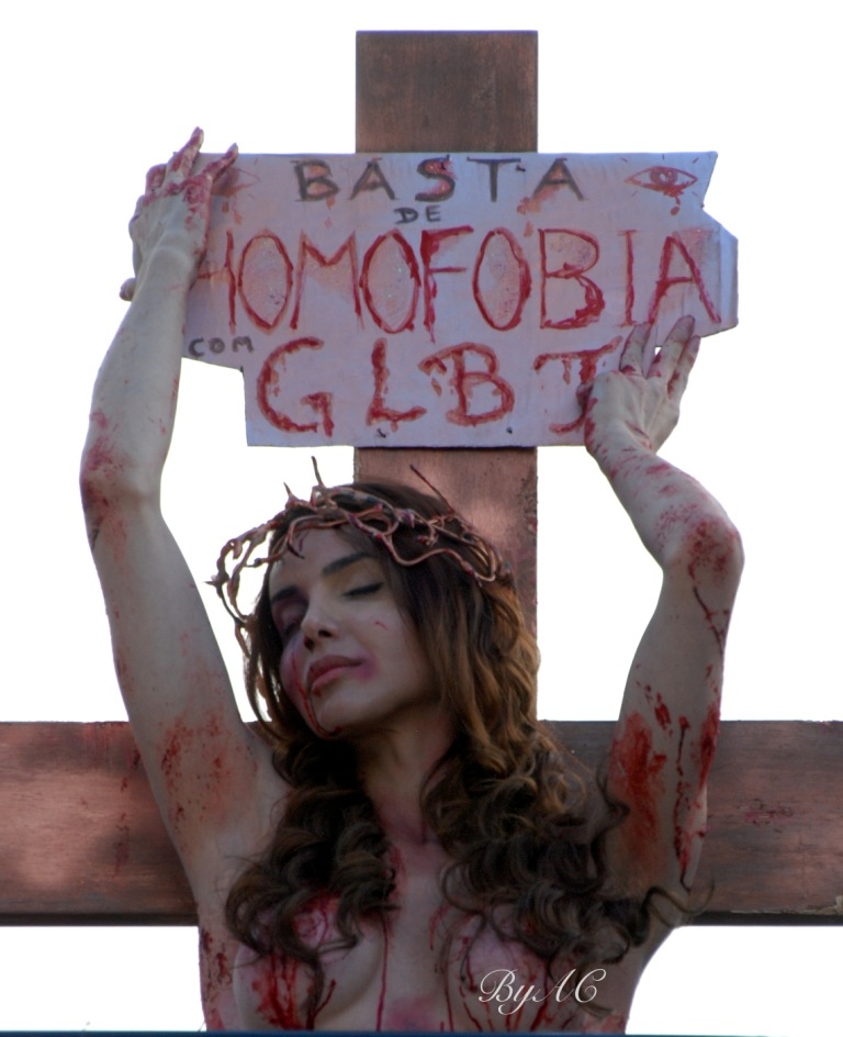 Modelo “crucificada” em Parada do Orgulho LGBT é intimada a depor