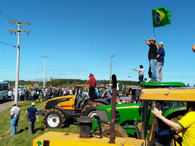 Brasil vive era do  carro de bois em transportes