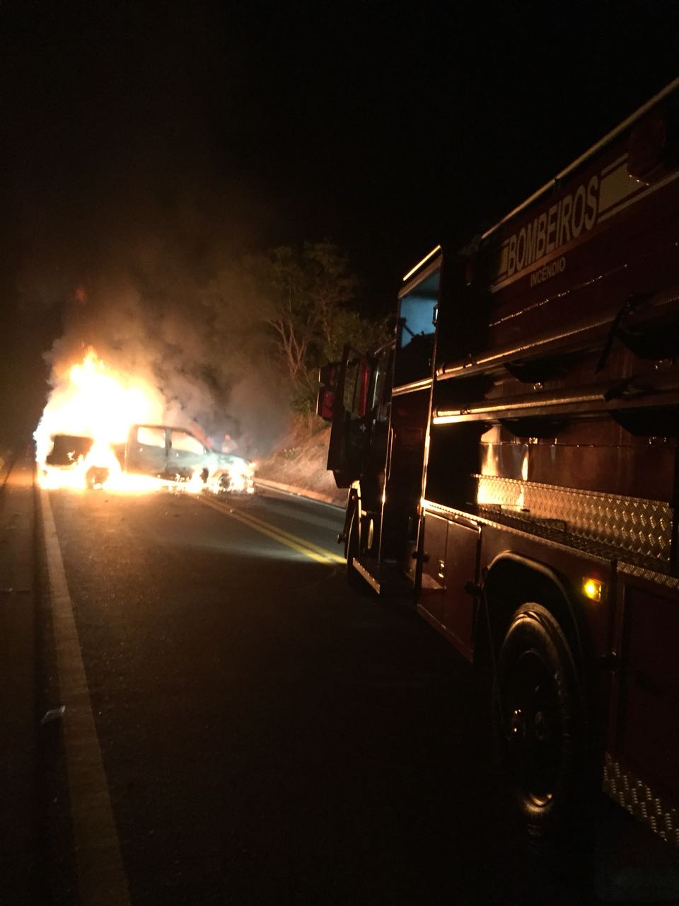 Assaltantes explodem bancos, roubam joalheria e ateiam fogo em caminhonete, em Ipameri