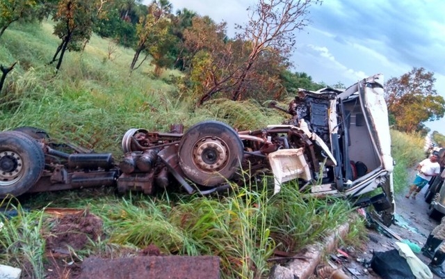 Uma pessoa morre e duas ficam feridas após batida entre caminhões na BR-153